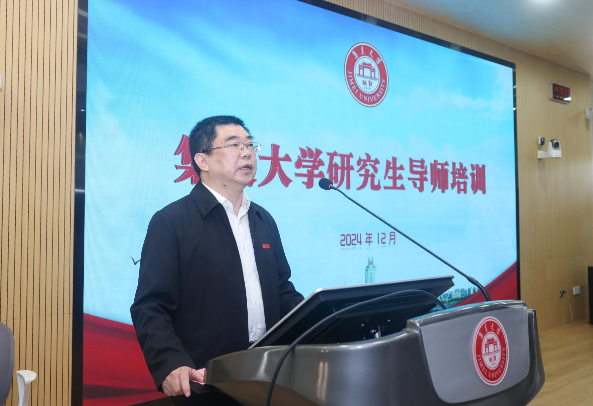 黄校长.jpg 黄校长.jpg