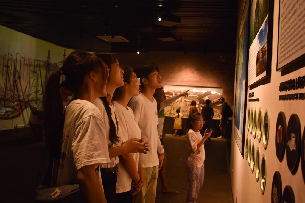 实践队成员观看泉州海港城市形态.jpg 实践队成员观看泉州海港城市形态.jpg